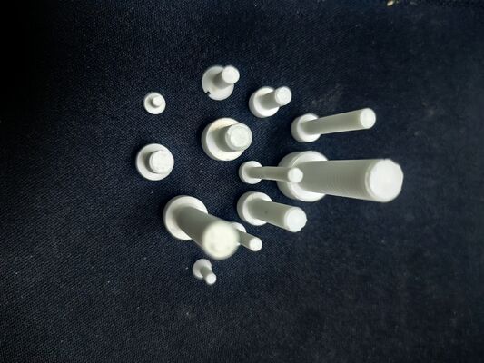 Aluminium-Oxid-Schraube